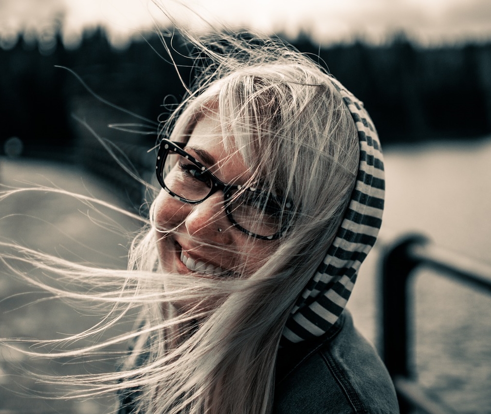 woman-smiling-gray-hair-cropped
